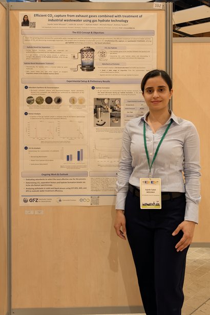 Sajede Mousavi steht vor einem Poster auf der Konferenz 